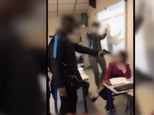 Enseignante braquée.png