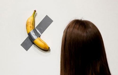 « Comedian », la banane de Maurizio Cattelan exposée à Art Basel Miami, en 2019.